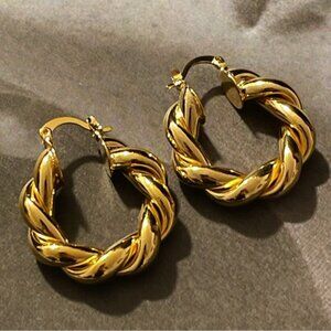 ✨Gorgeous 18K GP Twisted Hoop Earrings